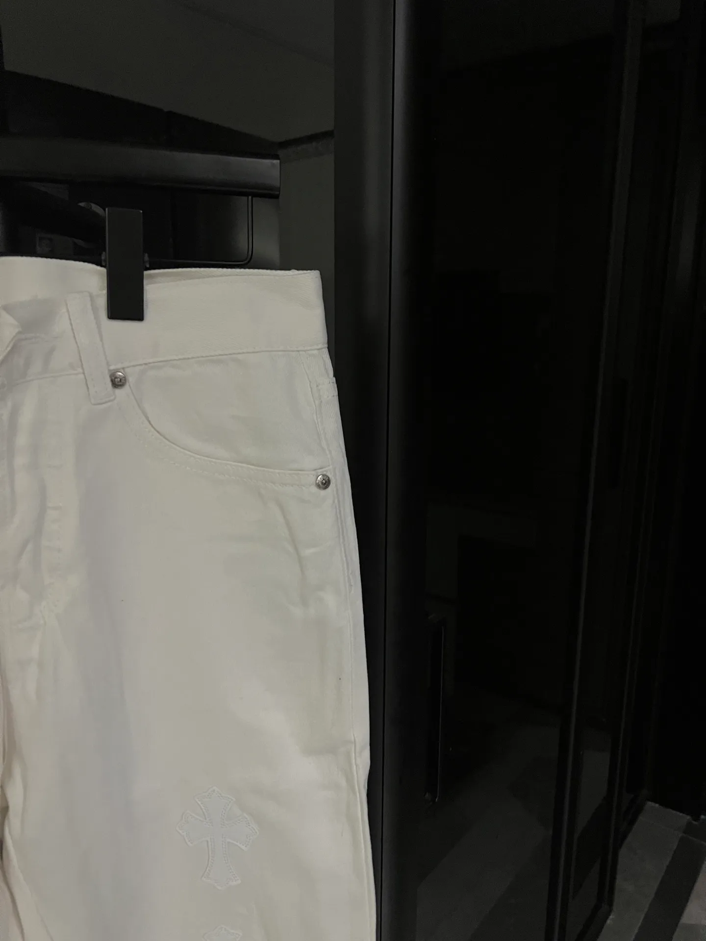 P270 [Next day] Chrome Hearts/Chrome Hearts 25FW CH top denim large cross leather jeans (white) Chrome Hearts is the most popular color pants. Made of beaded canvas fabric, heavy washing makes the upper body of the fabric more textured and the pants are tall and straight! The three-dimensional cutting of the whole trousers is a masterpiece! The hardware is customized by zp. The beaded canvas fabric is thick and soft after being washed. It has good breathability. Customized small leather label. Unique design. The details are in place, simple and elegant, and the workmanship is exquisite. The whole trousers are neatly routed and the details are in place. Look for the correct version. Size: 28 30 32 34 (corresponding to s-xl) Detailed size can be found in Figure 9